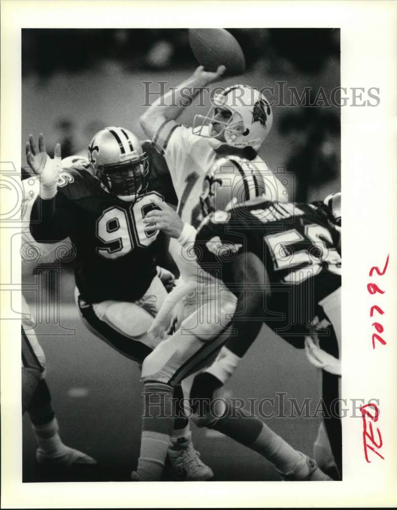 1990 Press Photo Football players Michael Simmons and Pat Swilling on the field.- Historic Images