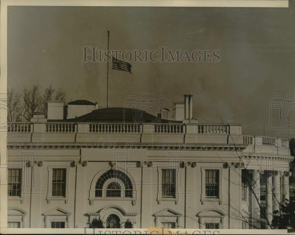 1932 Press Photo White House Flag At Half Mast In Memory Of Calvin Coolidge- Historic Images