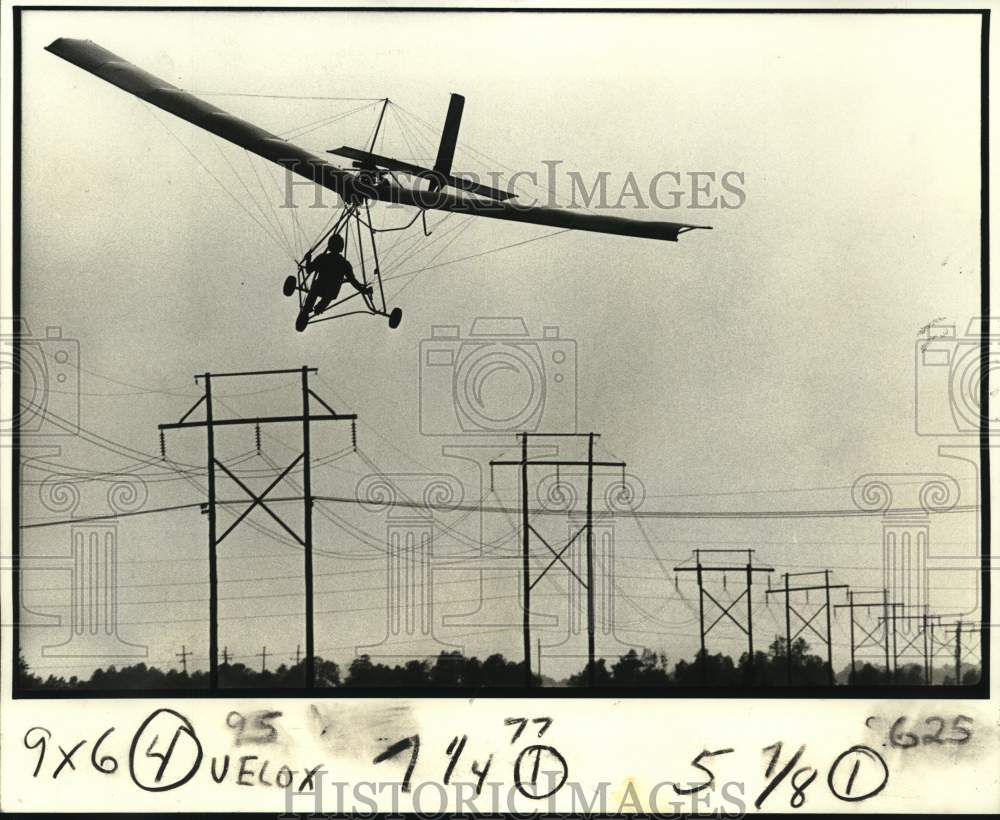 1981 Press Photo Ed Wilkinson hang gliding above St. John The Baptist Parish- Historic Images