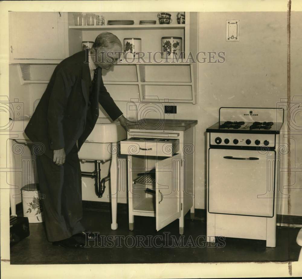 1940 Press Photo James P. Brodtmann inspects kitchen at Magnolia Housing Project- Historic Images