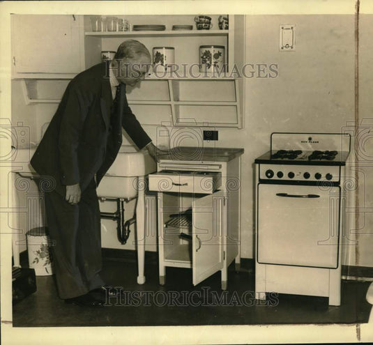 1940 Press Photo James P. Brodtmann inspects kitchen at Magnolia Housing Project- Historic Images