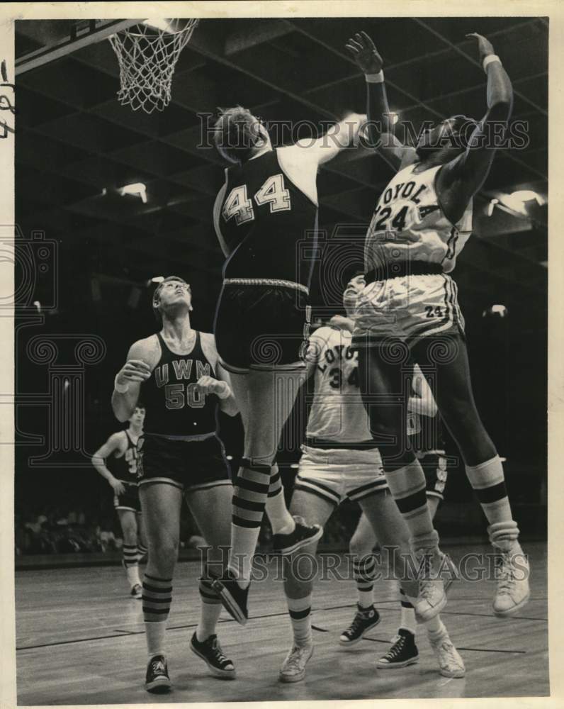 1968 Press Photo Loyola&#39;s Ernie Stover, #24 takes a shot over the hand of #44.- Historic Images