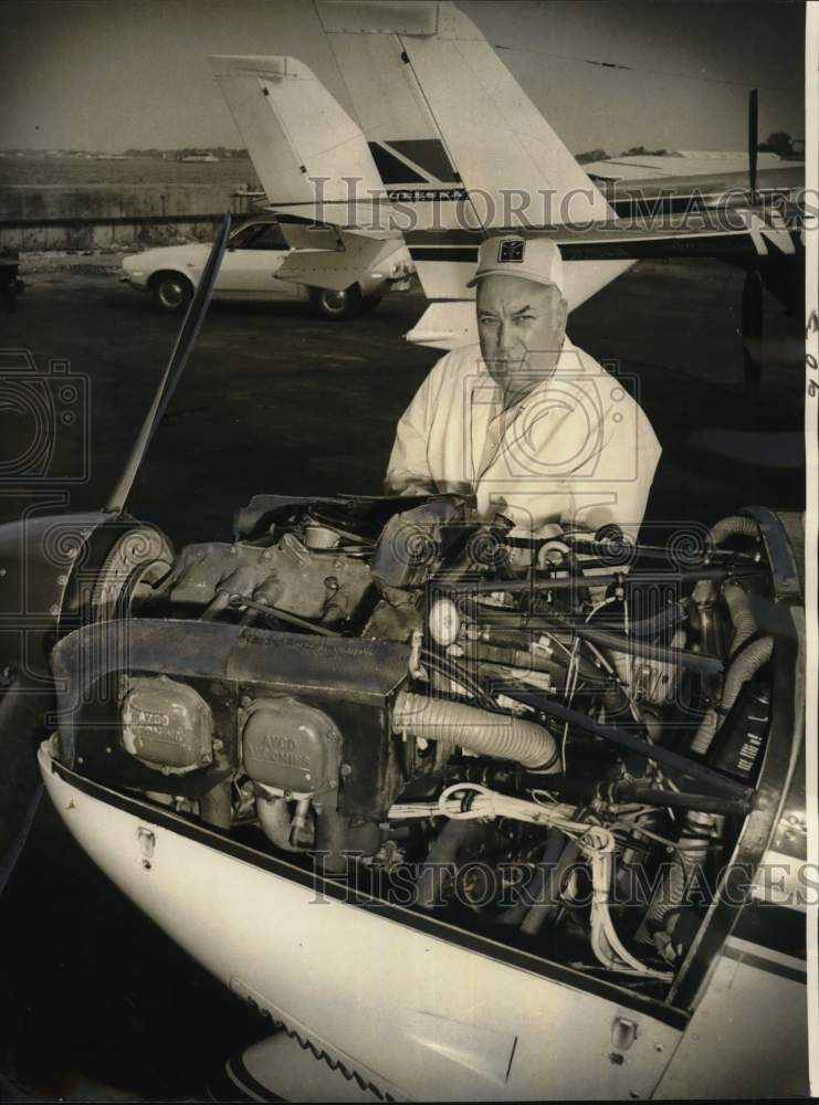 1975 Press Photo Rudy Spremich checks Cherokee 140 craft engine. - nox53828- Historic Images