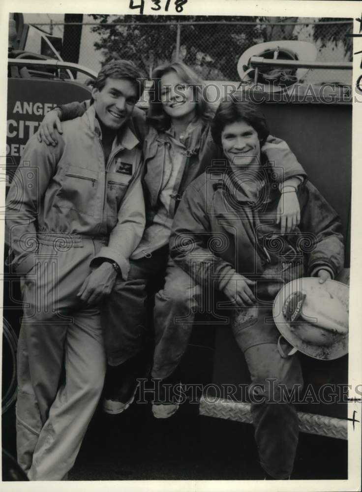 1981 Press Photo Sam Jones, Martins Deigman, & Andrew Stevens in "Code Red."- Historic Images