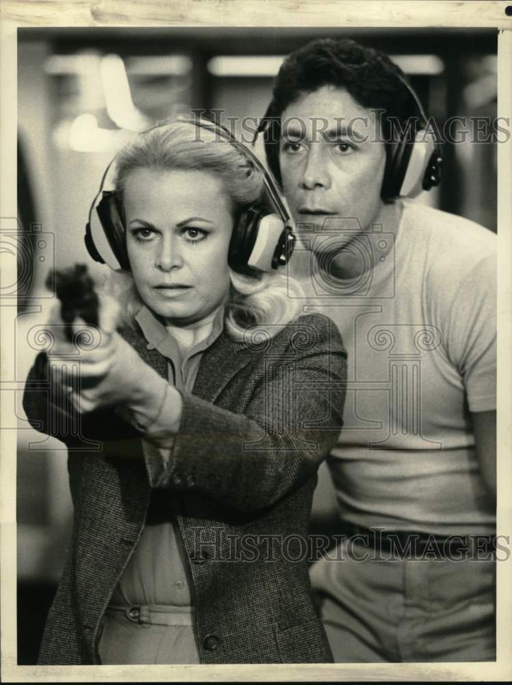 1981 Press Photo Sally Struthers and Gary Wood star in &quot;A Gun in the House.&quot;- Historic Images