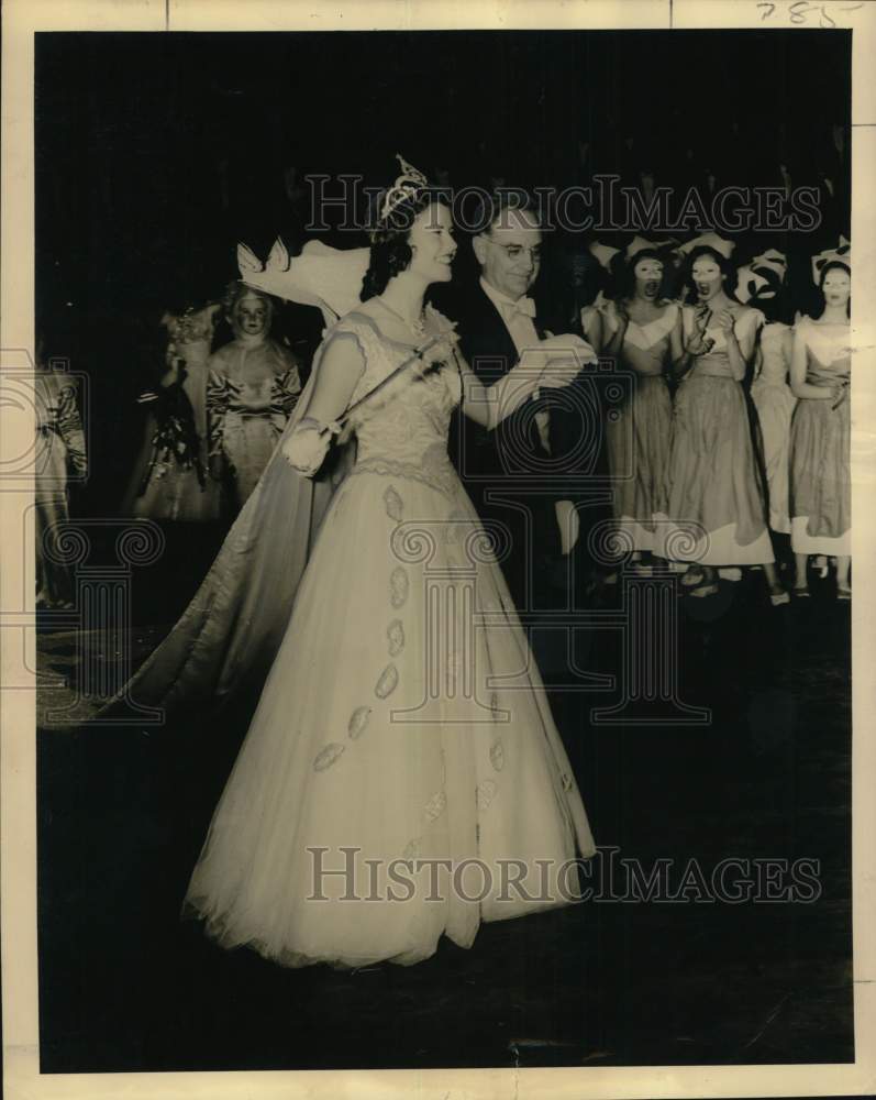 1949 Press Photo Les Pierrettes Queen Effie Stockton escorted by Judge Janvier.- Historic Images