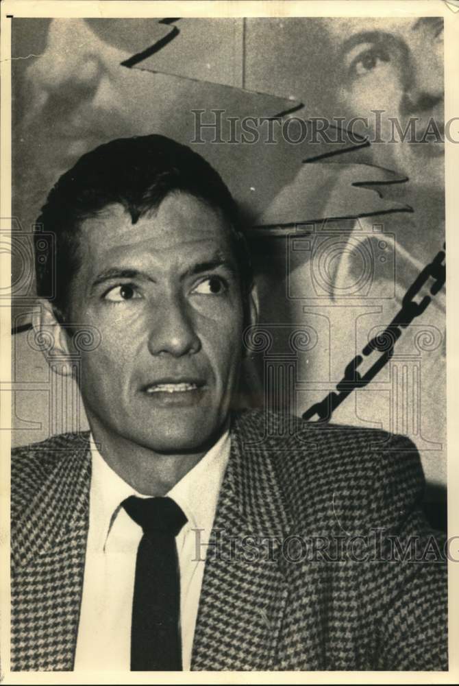 1982 Press Photo Cuban poet Armando Valladares with newsmen in Madrid- Historic Images