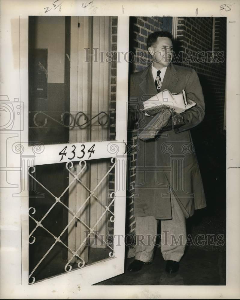 1949 Press Photo Dr. Philip Tomeny with presents for kids and dessert for dinner- Historic Images