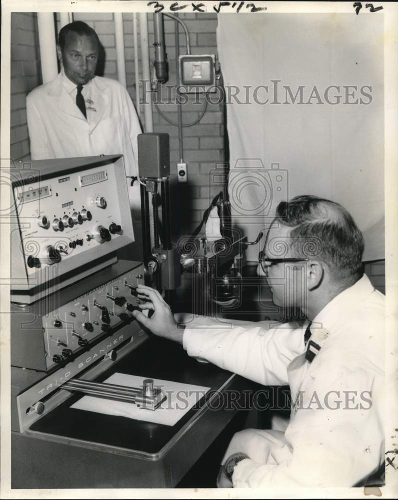 1961 Press Photo Tulane University Medical Scientists Test Kidney Scanner- Historic Images