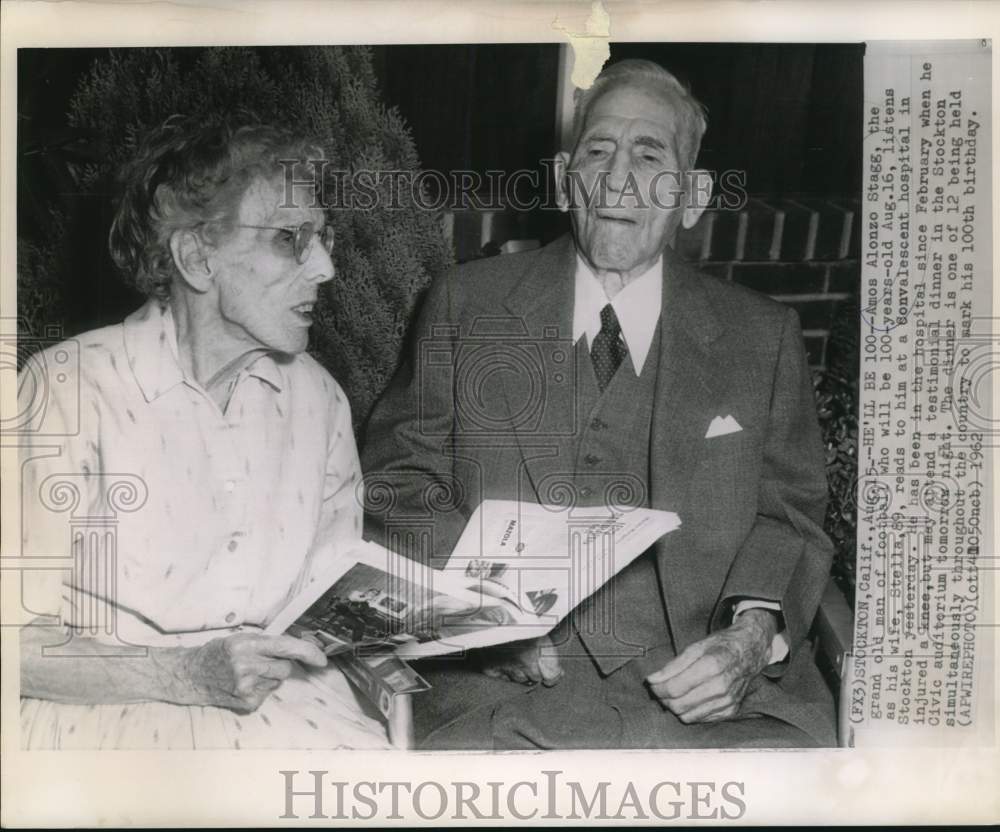 1962 Press Photo Wife Reads to Grand Old Man of Football Amos Alonzo Stagg- Historic Images
