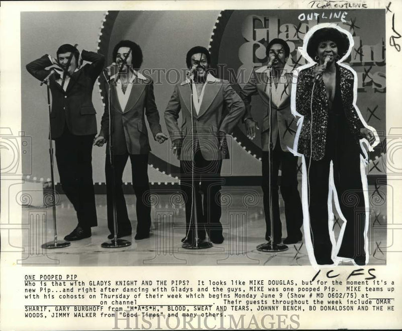 Load image into Gallery viewer, 1975 Press Photo TV Host Mike Douglas with Singers Gladys Knight &amp; the Pips
