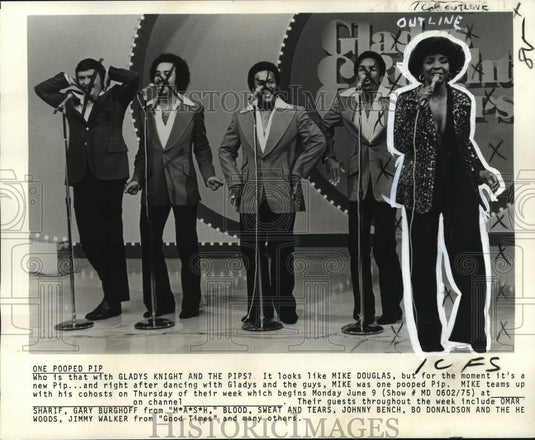 1975 Press Photo TV Host Mike Douglas with Singers Gladys Knight & the Pips