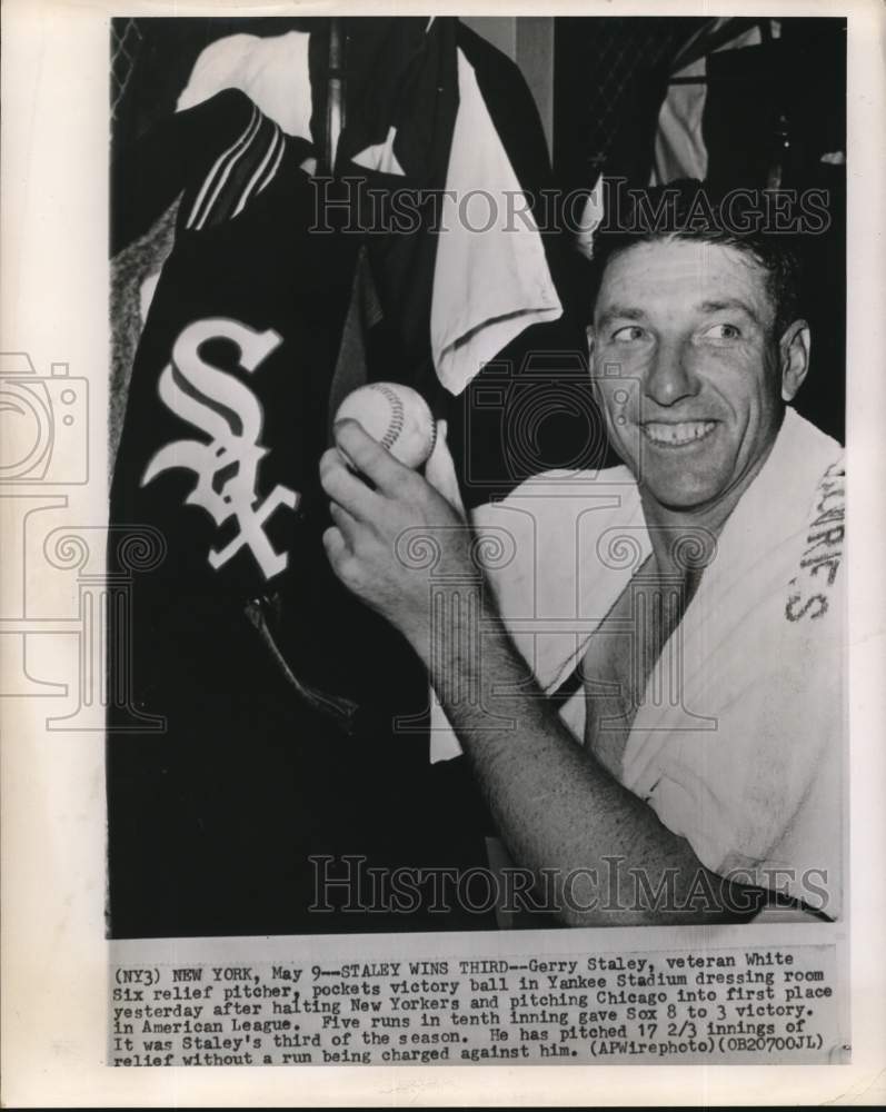 1960 Press Photo White Sox Baseball Relief Pitcher Gerry Staley &amp; Victory Ball- Historic Images