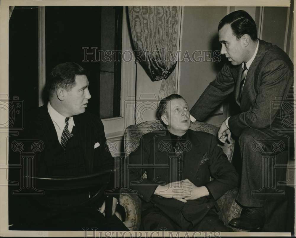 1941 Press Photo Dan Topping, Art Rooney and Charles Bidwell chat in Chicago- Historic Images