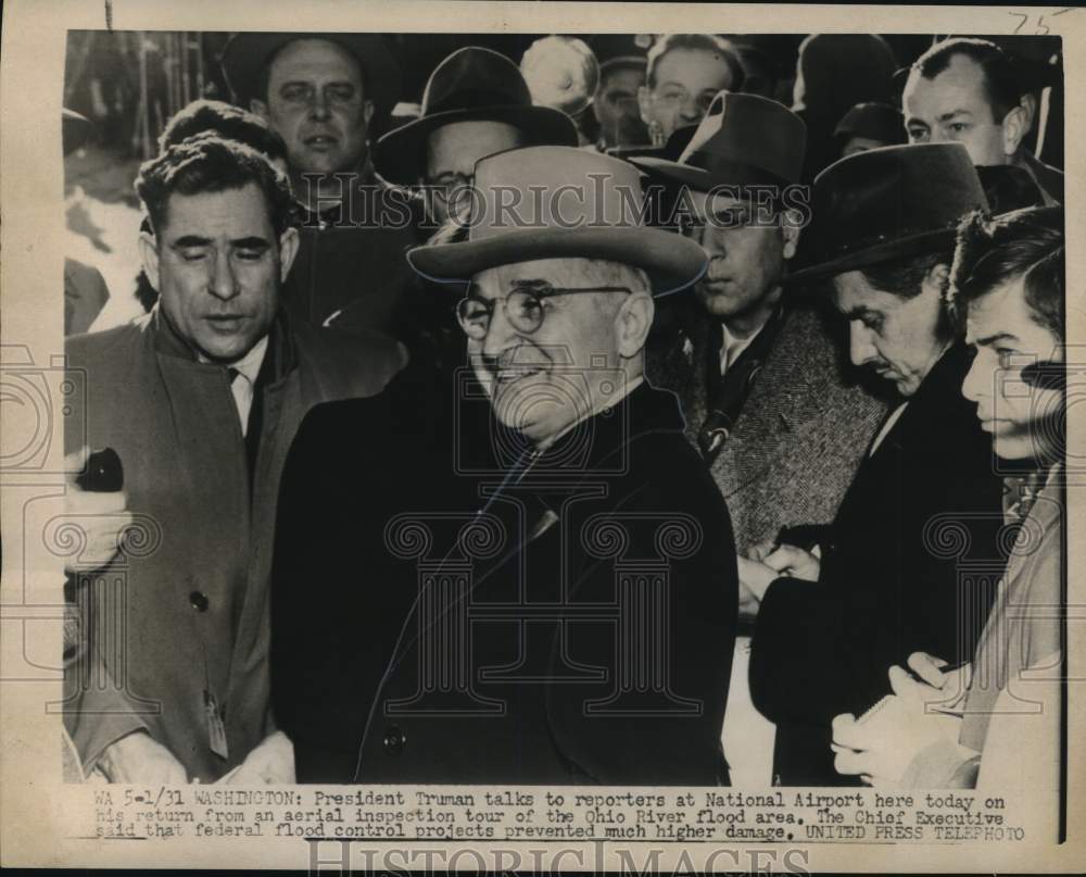 1952 Press Photo President Truman talks with reporters at National Airport- Historic Images