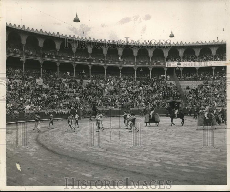 Load image into Gallery viewer, 1955 Press Photo Barcelona pre-bull fight ceremonies seen by vessel passengers
