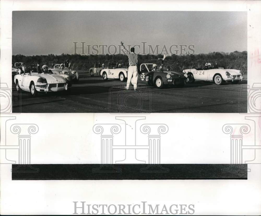 1963 Press Photo Drivers raise their hands signifying their engines are ready- Historic Images