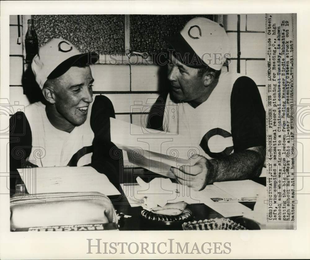 1957 Press Photo Claude Osteen confers with Redleg manager Birdie Tebbetts in OH- Historic Images