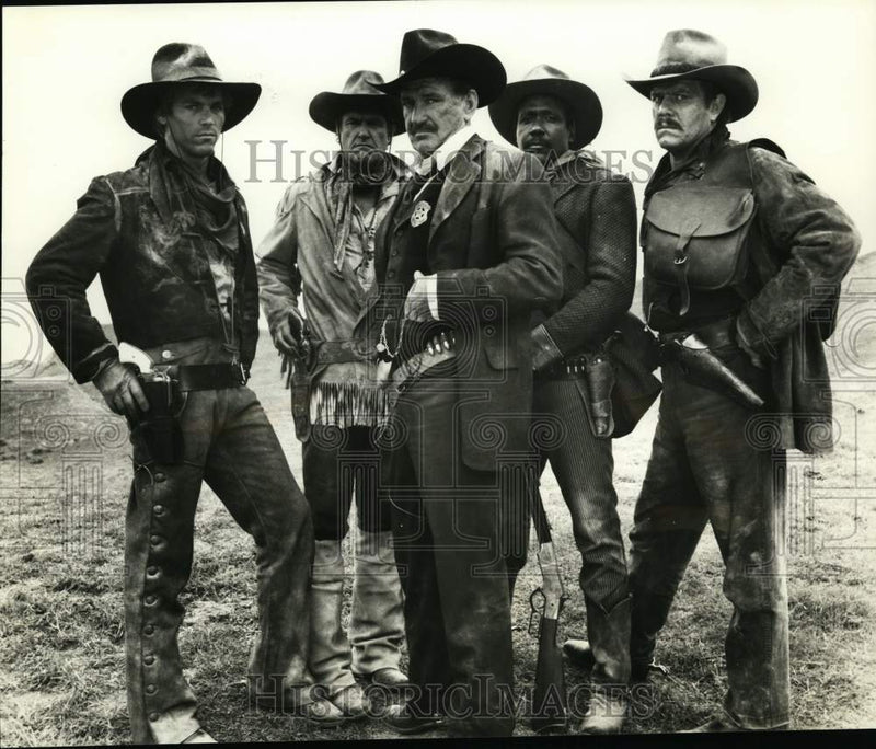 Load image into Gallery viewer, 1986 Press Photo Patrick Houser with stars of "Outlaws," on CBS Television
