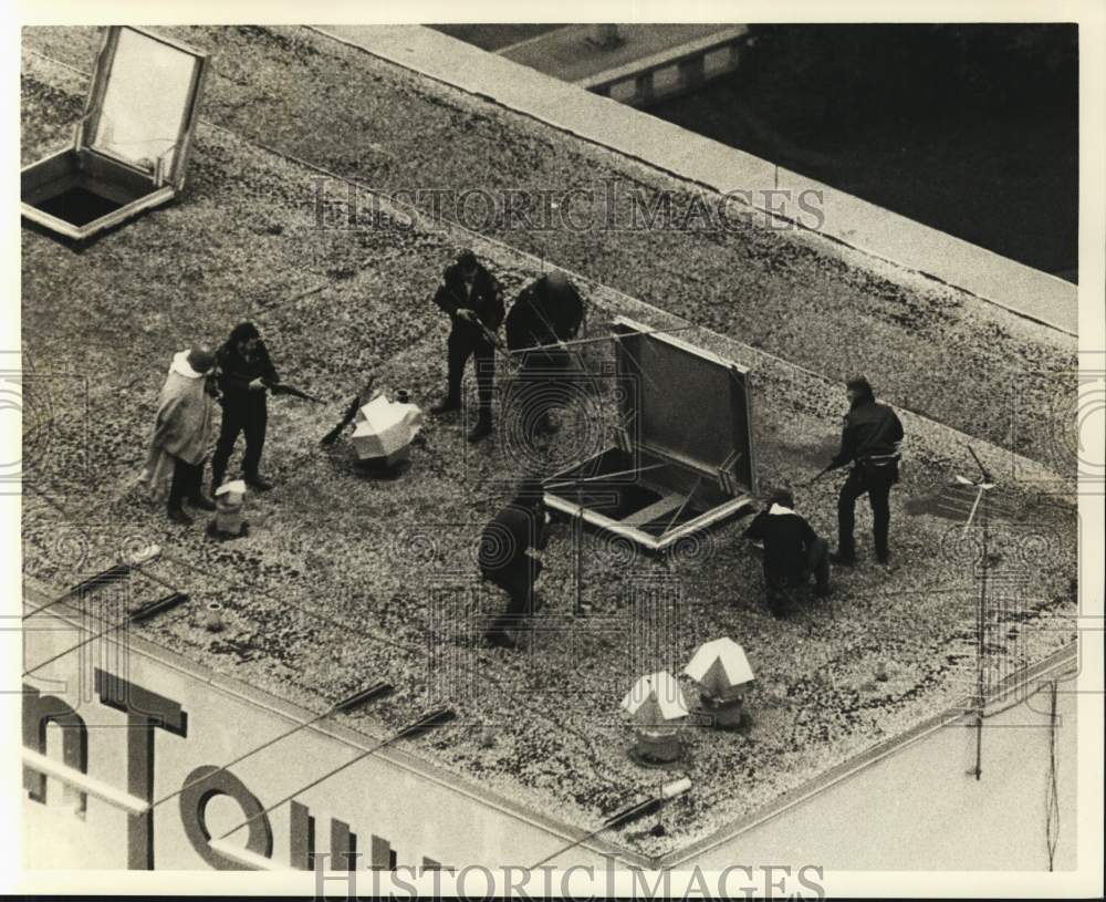 Press Photo Police with guns at Howard Johnson shootout. - nox58008- Historic Images