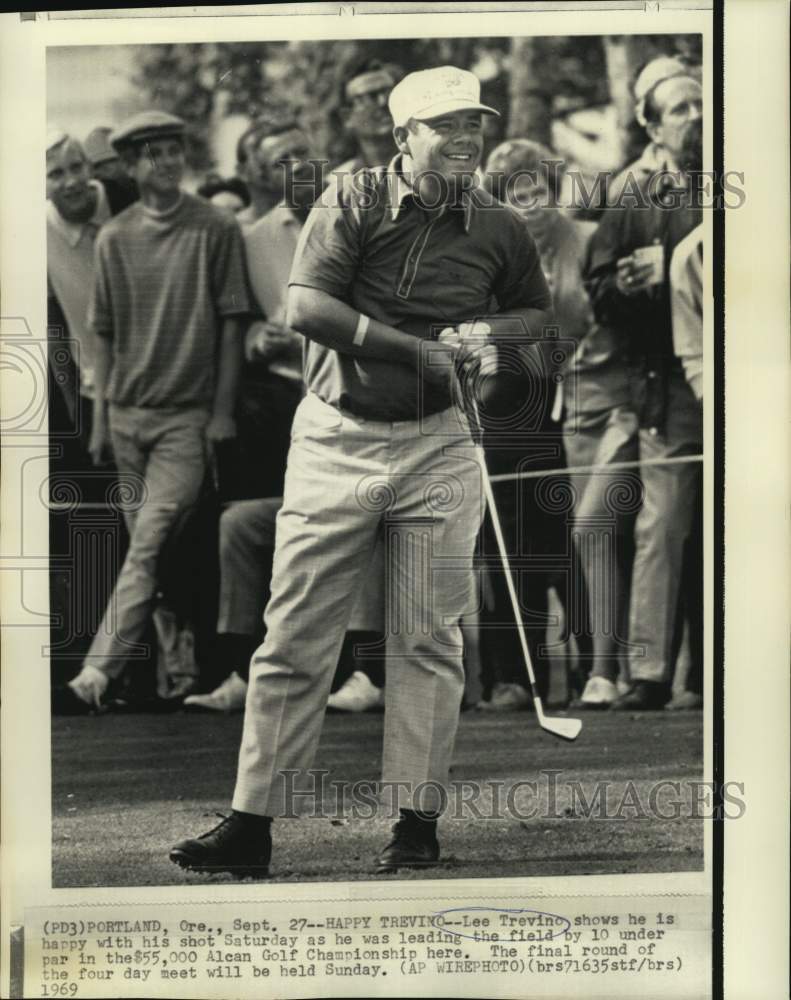 1969 Press Photo Lee Trevino celebrates at Alcan Golf Championship in Portland- Historic Images