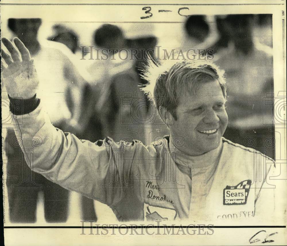 1971 Press Photo Mark Donahue, race car driver, waves to crowd - nox58581- Historic Images