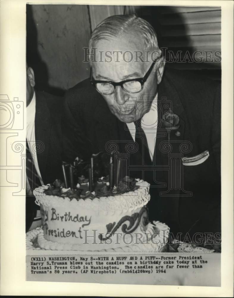 1964 Press Photo Former President Truman blows out candles at press club party- Historic Images