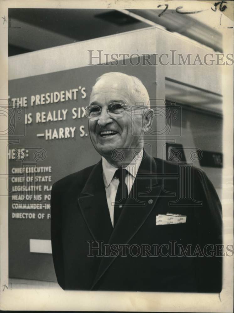 1961 Press Photo Former President Harry Truman stands outside Truman Library- Historic Images