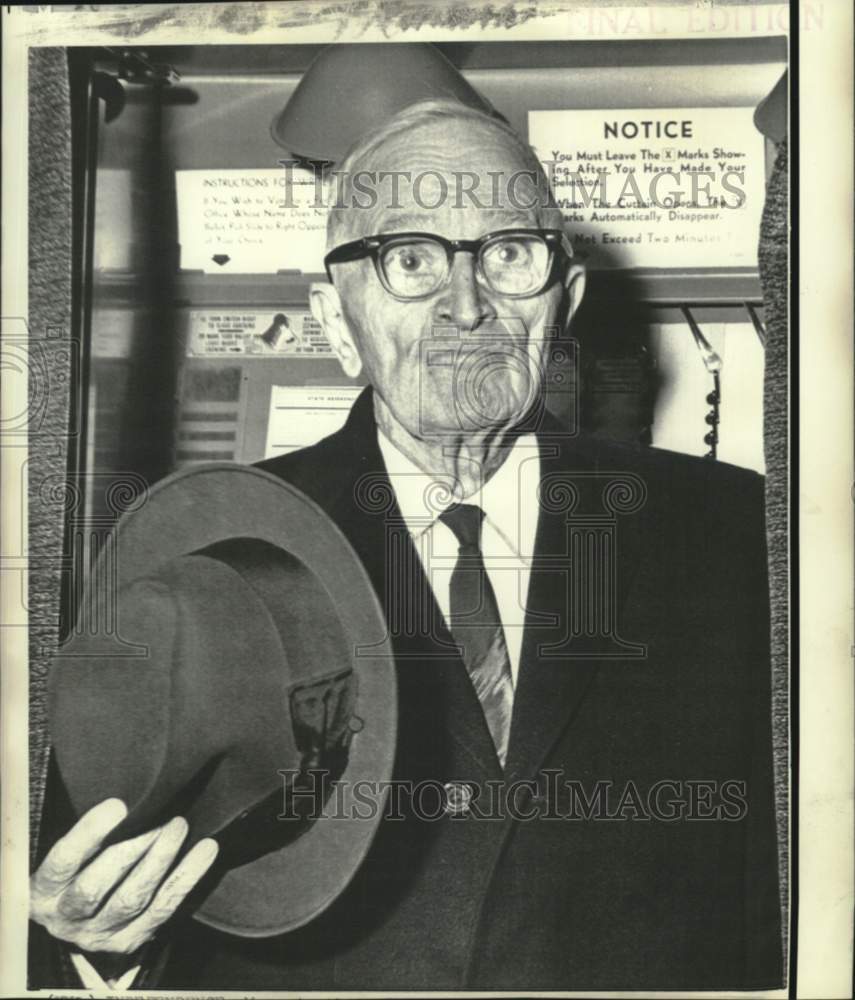 Press Photo Former President Harry S. Truman shown in voting booth. - nox59298- Historic Images