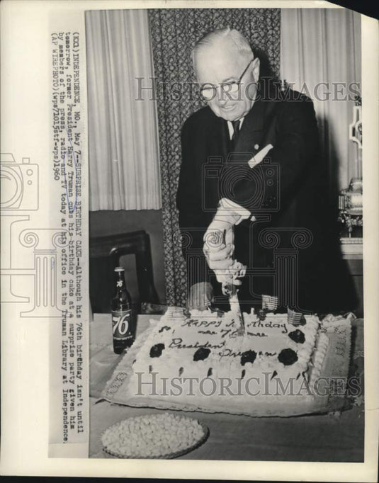 1960 Press Photo Former President Truman cuts "surprise birthday cake" in MO.- Historic Images