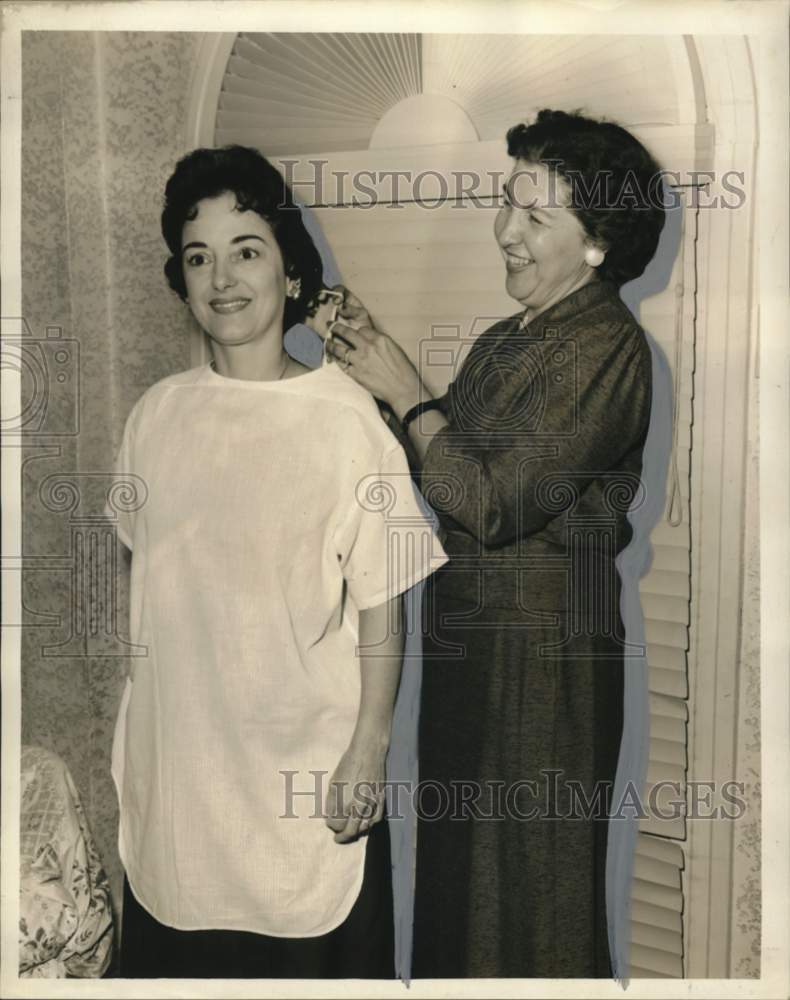 1959 Press Photo Mrs. Armand Suarez with Delta Club member make hospital gowns- Historic Images