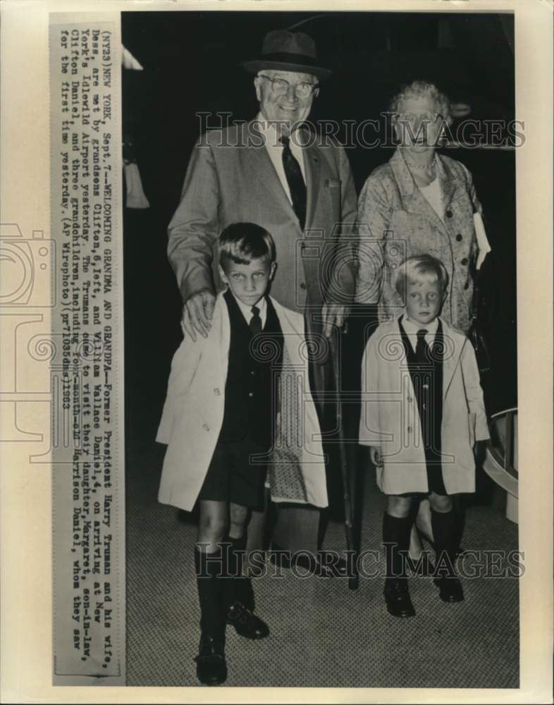 1963 Press Photo Former President and Mrs. Truman greeted by grandsons in NY.- Historic Images