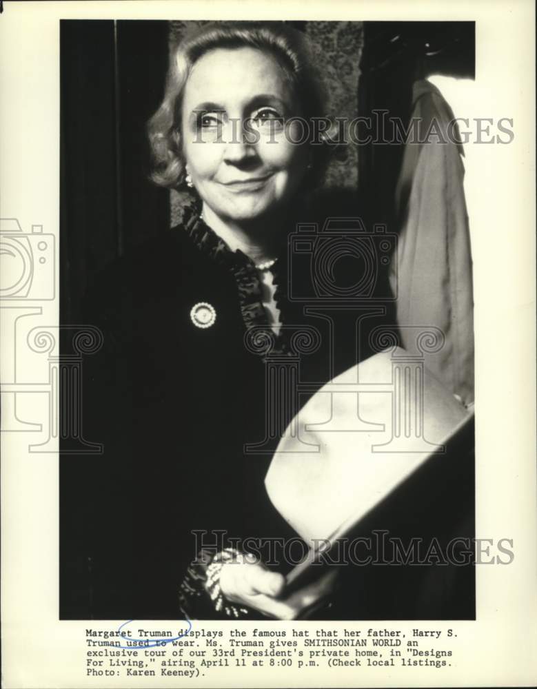 1984 Press Photo Margaret Truman displays hat her father Harry Truman wore.- Historic Images