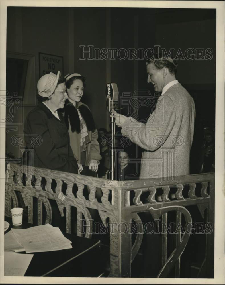 1951 Press Photo "Break the Bank" emcee Bud Collyer and New Orleans contestants.- Historic Images