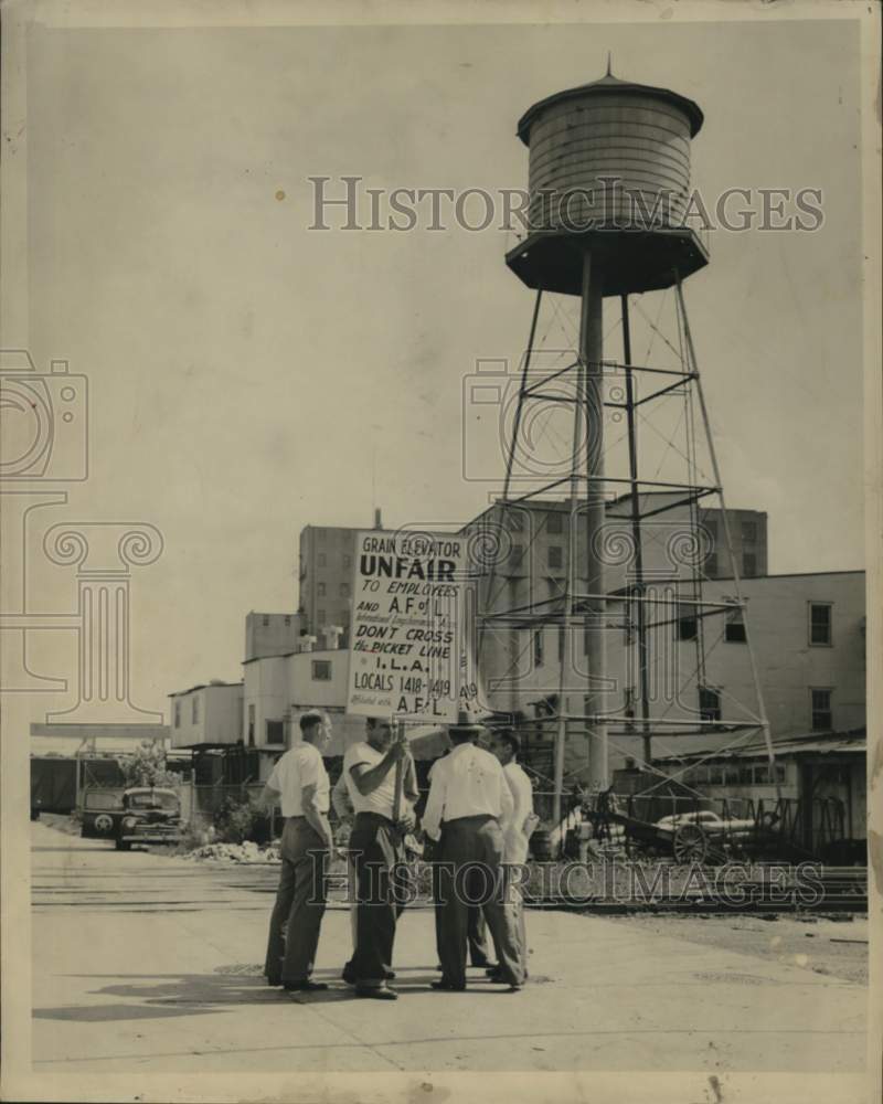 1949 Press Photo Labor Union workers picket Grain Elevator in New Orleans- Historic Images