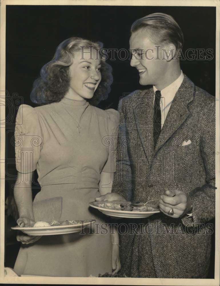 1939 Press Photo Julie Colt and Richard Tibbett at Victor Hugo Restaurant in CA- Historic Images