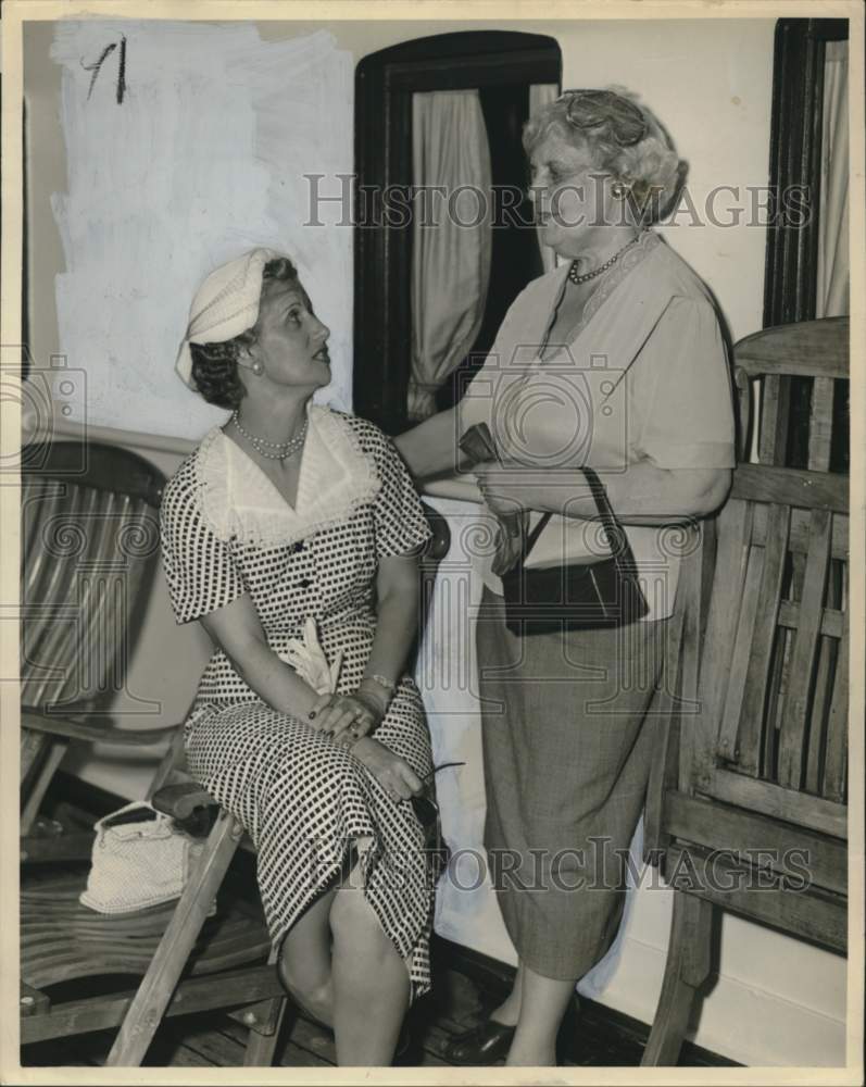 1946 Press Photo Florence Munson Laurie and Anita Olivier Morrison chatting- Historic Images