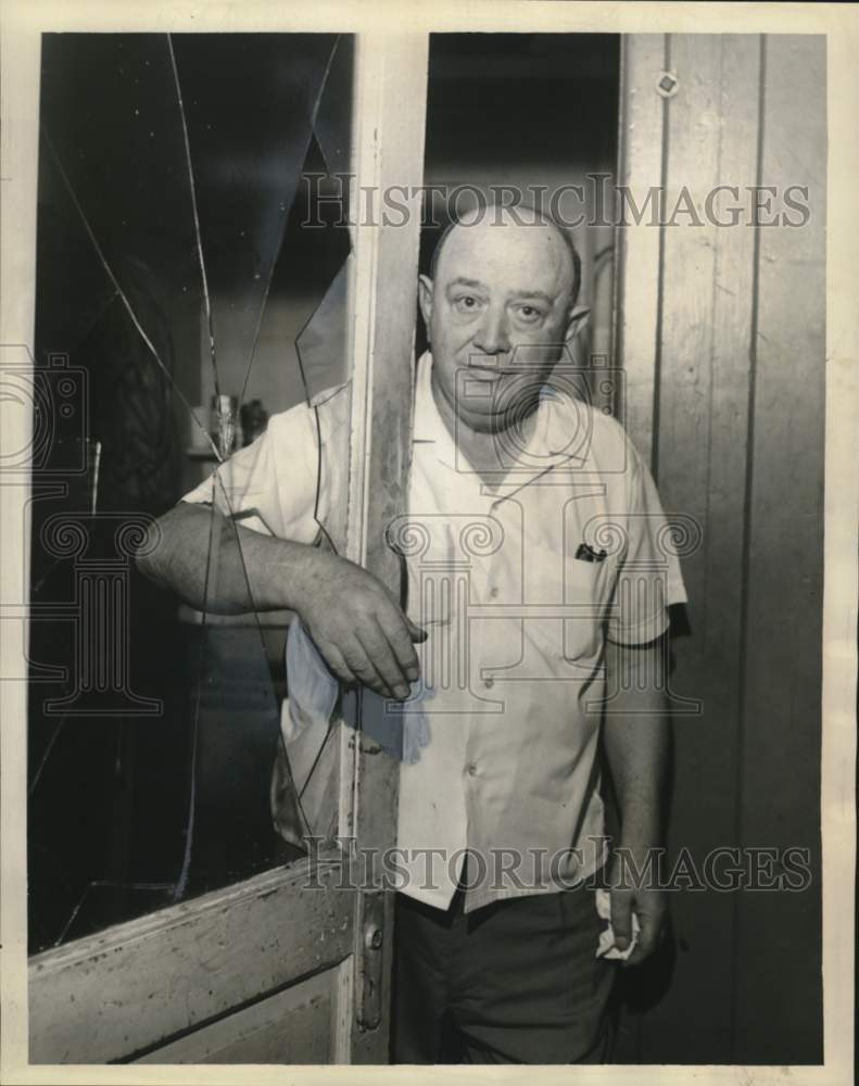 1960 Press Photo Salvador Talluto, who was robbed at his Governor Nicholls store- Historic Images