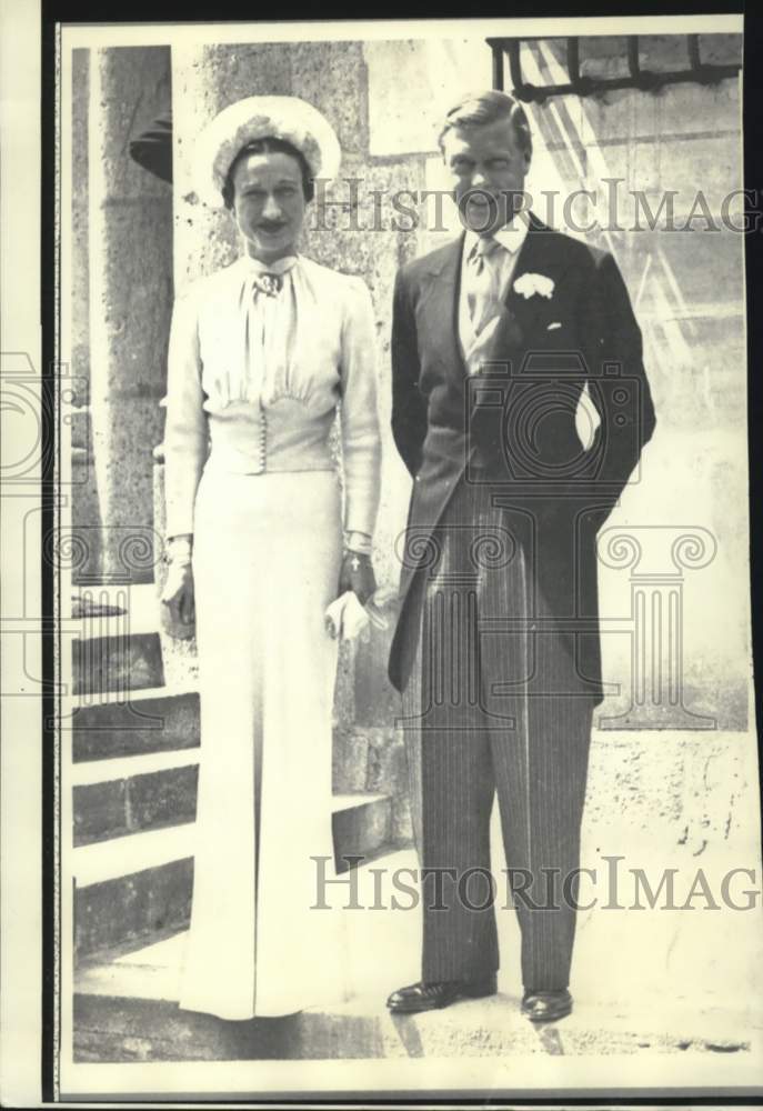 1937 Press Photo Duke of Windsor and bride Wallis Simpson on wedding day.- Historic Images