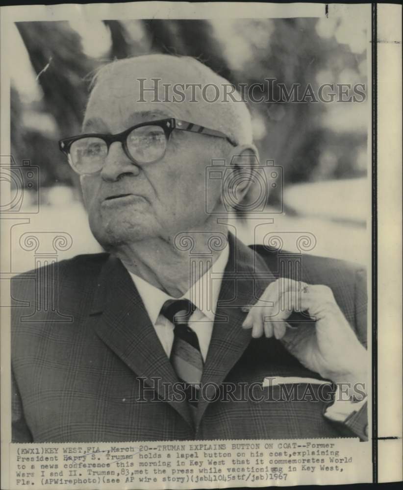 1967 Press Photo Former President Truman talks with newsmen in Key West, Florida- Historic Images