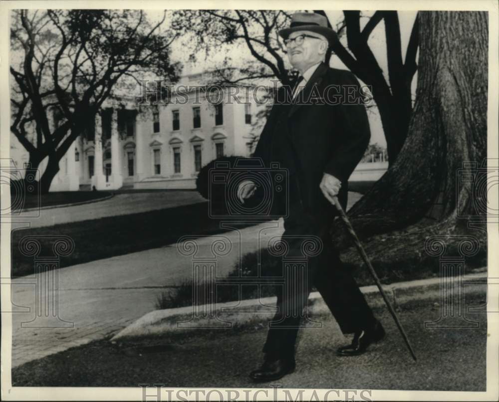 1964 Press Photo Former President Truman strolls the White House grounds.- Historic Images