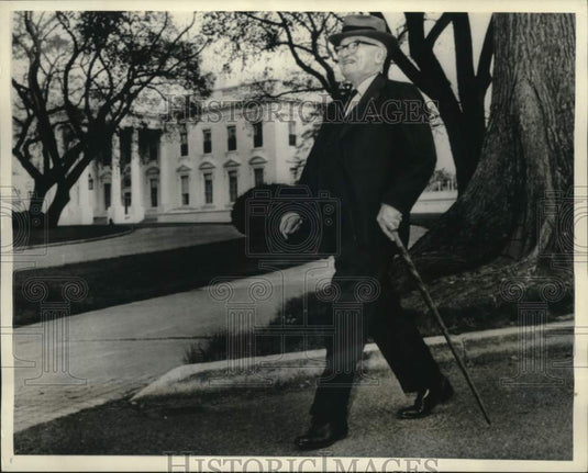 1964 Press Photo Former President Truman strolls the White House grounds.- Historic Images