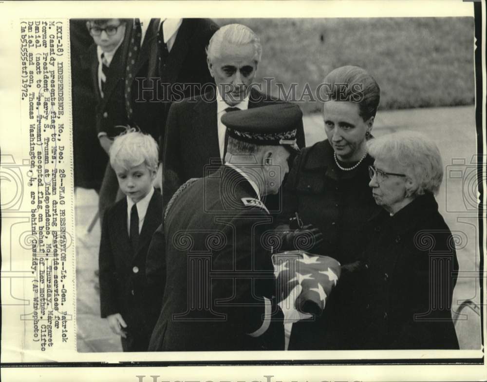 1972 Press Photo General Patrick Cassidy presents flag to Mrs. Harry Truman- Historic Images