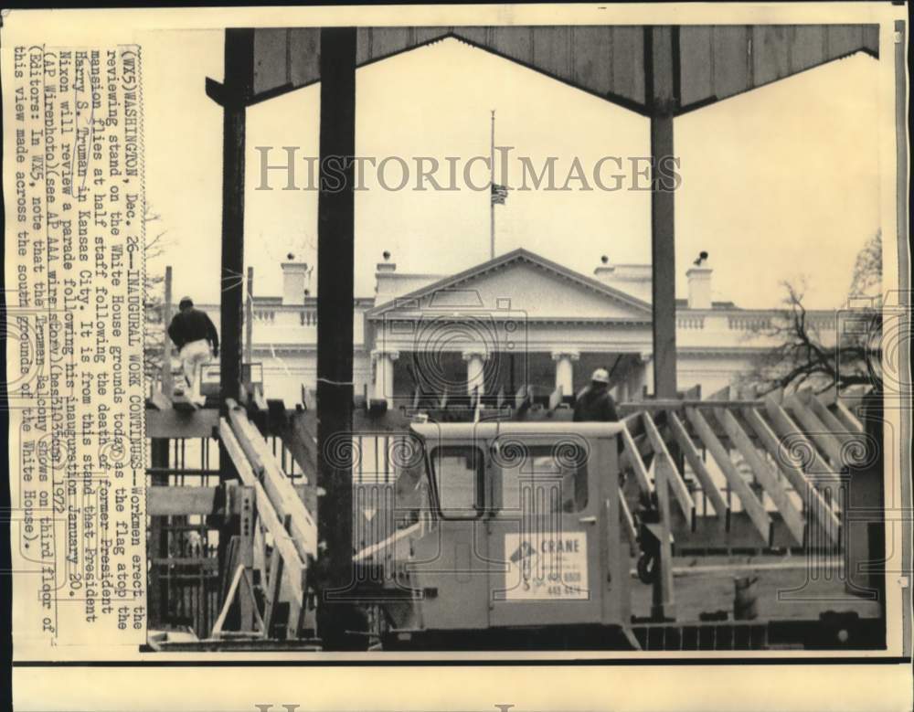 1972 Press Photo Workmen erect reviewing stand on White House grounds- Historic Images