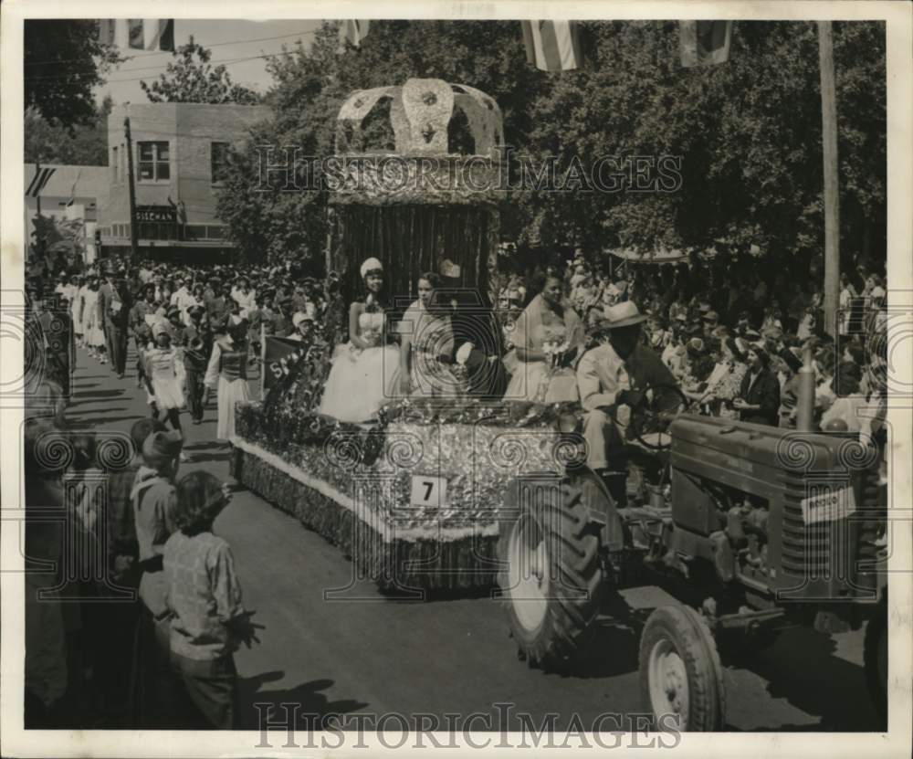 1967 Press Photo Yambilee Sweet Potato Festival parade. - nox60078- Historic Images