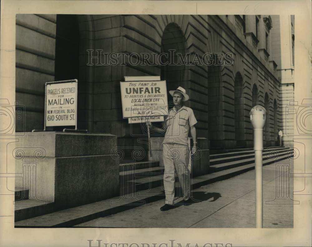 1950 Press Photo Lone picket walks at main post office, New Orleans - nox60108- Historic Images