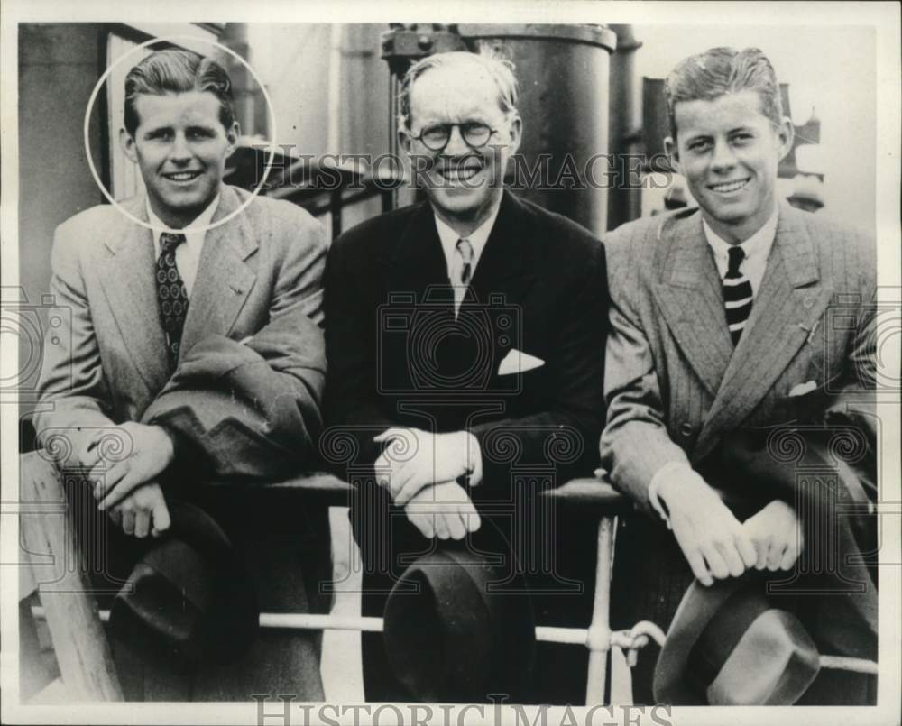 1968 Press Photo Joseph P. Kennedy, Sr., center, shown with two of his sons.- Historic Images