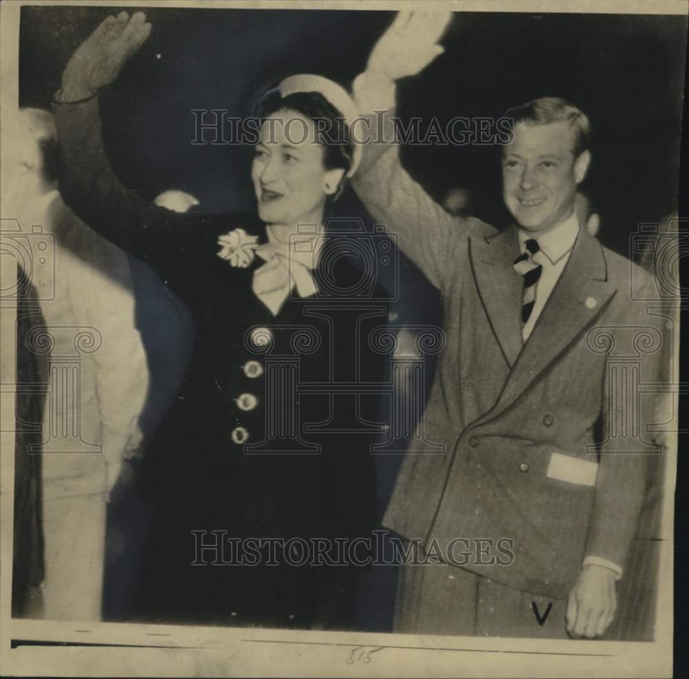 1941 Press Photo Duke and Duchess of Windsor wave to Washington crowd.- Historic Images