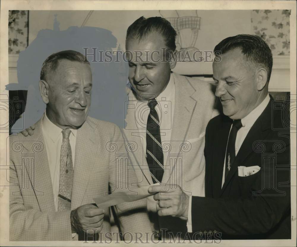 1955 Press Photo James Miller honored by Audubon Golf Club participants- Historic Images