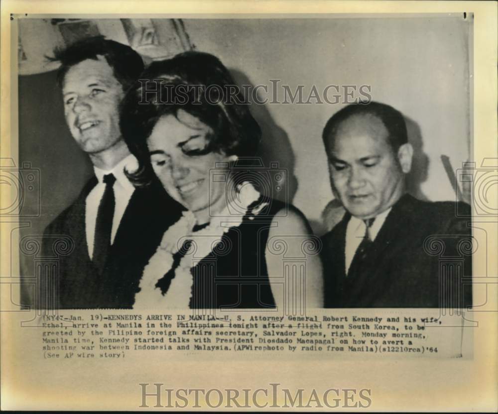 1964 Press Photo Robert and Mrs. Kennedy arrive at Manila in Philippines- Historic Images